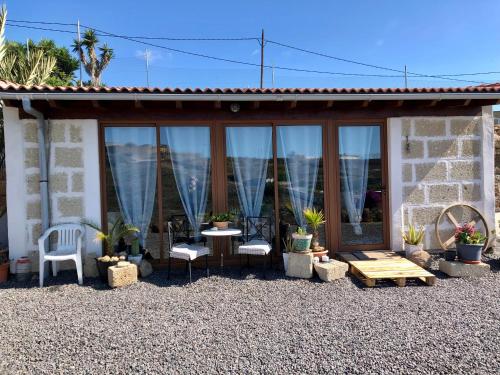 a house with a patio with a table and chairs at Casa Cueva - L&L in Santa Cruz de Tenerife