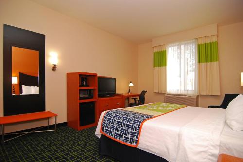 a hotel room with a bed and a television at Fairfield Inn & Suites Tehachapi in Tehachapi