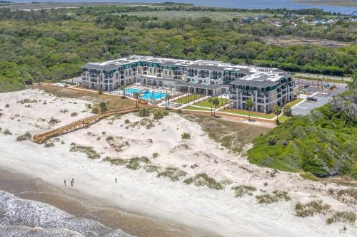 una vista aérea de un complejo en la playa en Residence Inn by Marriott Jekyll Island en Jekyll Island