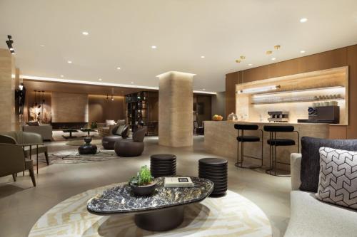 een woonkamer met een tafel en een keuken bij Marriott Executive Apartments Istanbul Fulya in Istanbul