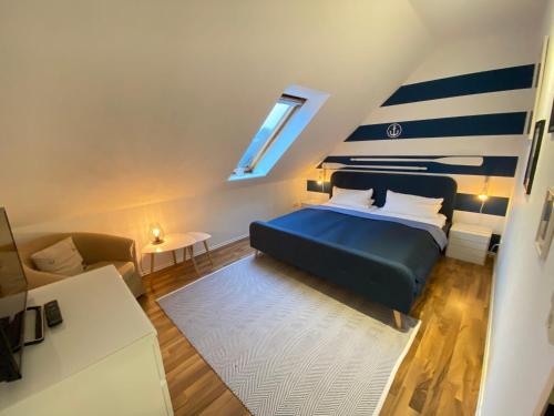 ein Schlafzimmer mit einem Bett mit einer blau-weißen gestreiften Wand in der Unterkunft Kieler FeWo No.1 in Kiel