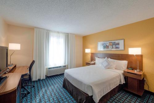 Кровать или кровати в номере Fairfield Inn & Suites by Marriott Cleveland Streetsboro
