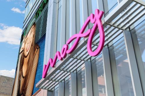 een roze bord aan de zijkant van een gebouw bij Moxy Boston Downtown in Boston