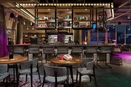 Boissons dans l'établissement Moxy Boston Downtown