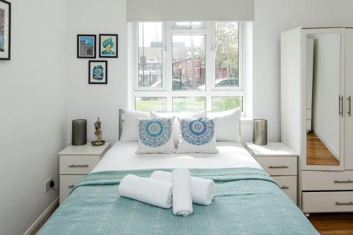 um quarto com uma cama com duas toalhas em Delightful Stay For 2 in Islington em Londres
