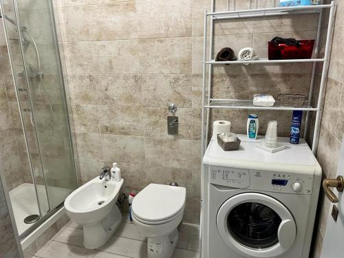 uma casa de banho com um lavatório e uma máquina de lavar roupa em Einaudi Apartment em Cologno Monzese