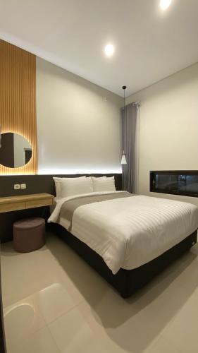 a large bedroom with a large bed and a desk at The Pinasti Villas in Tlekung