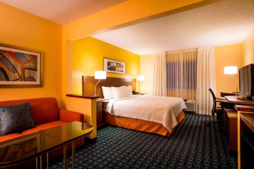 Habitación de hotel con cama y sofá en Fairfield Inn and Suites by Marriott Cincinnati Eastgate, en Eastgate
