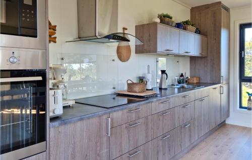 Dapur atau dapur kecil di 3 Bedroom Cozy Home In Søndeled