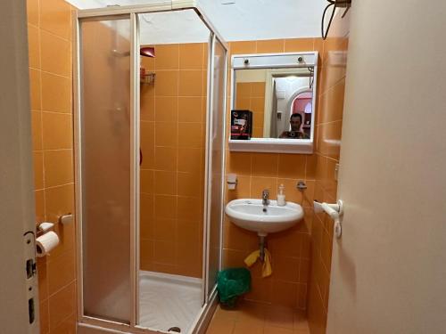 bagno con doccia e lavandino di Casa Arancio Chianalea Scilla a Scilla