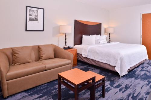 um quarto de hotel com uma cama e um sofá em Fairfield Inn and Suites by Marriott Birmingham Pelham/I-65 em Pelham