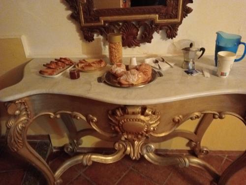un tavolo con sopra del cibo di Baron'sRoom a Nocera Inferiore