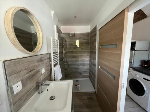 a bathroom with a sink and a mirror at Pépite Bastiaise Place du Marché in Bastia