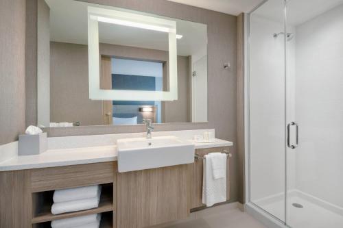 SpringHill Suites by Marriott Indianapolis Keystone في انديانابوليس: حمام مع حوض ومرآة