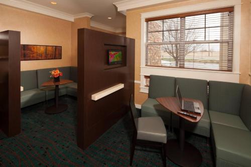 een wachtkamer met een laptop op een tafel bij Residence Inn by Marriott Wichita East At Plazzio in Wichita