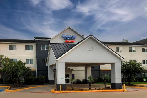a building with a hotel sign on top of it at Fairfield Inn & Suites by Marriott Houston Energy Corridor/Katy Freeway in Houston