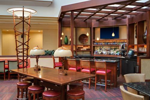 Lounge oder Bar in der Unterkunft Radisson Hotel Cedar Rapids
