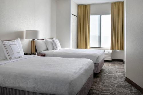 Un pat sau paturi într-o cameră la SpringHill Suites Danbury