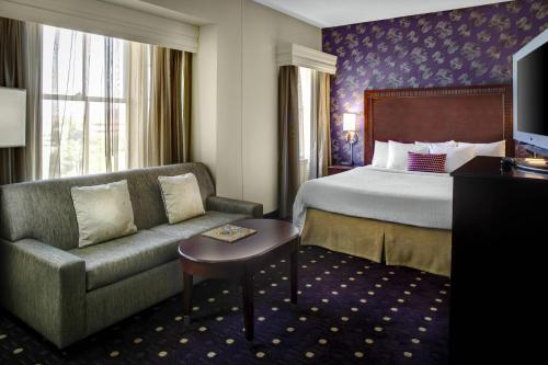 een hotelkamer met een bed en een bank bij Courtyard Kansas City Country Club Plaza in Kansas City