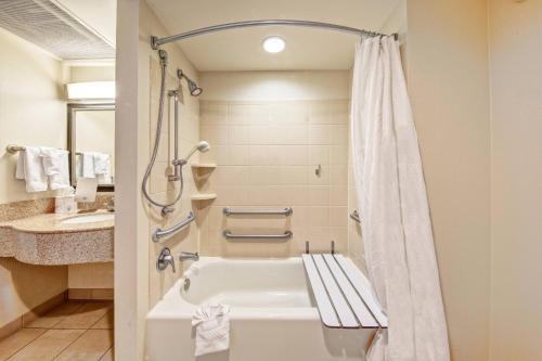 een badkamer met een bad, een douche en een wastafel bij Courtyard Kansas City Country Club Plaza in Kansas City