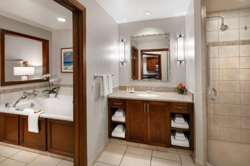 ein Bad mit einer Badewanne, einem Waschbecken und einer Dusche in der Unterkunft Marriott's Maui Ocean Club - Lahaina & Napili Towers in Lahaina