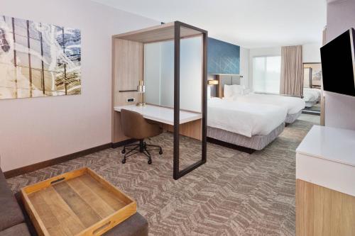 Habitación de hotel con escritorio y cama en SpringHill Suites by Marriott Montgomery Prattville/Millbrook en Millbrook