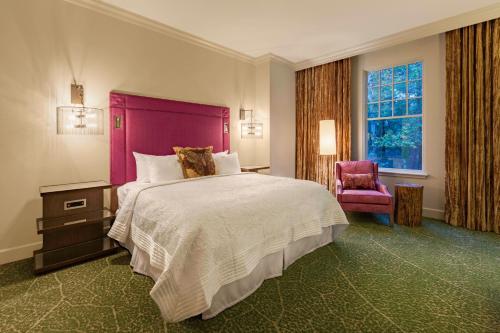 um quarto com uma cama grande e uma cabeceira roxa em Grand Bohemian Hotel Mountain Brook, Autograph Collection em Birmingham