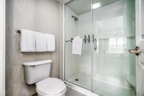 y baño con aseo y ducha. en Residence Inn by Marriott McAllen, en McAllen
