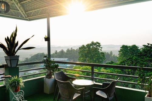 ウナワトゥナにあるMount Rich Rumassalaのバルコニー(椅子、テーブル付)が備わります。