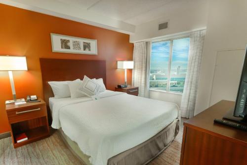 Habitación de hotel con cama grande y ventana en Residence Inn Fort Worth Alliance Airport, en Roanoke