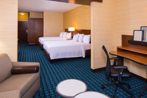 ein Hotelzimmer mit 2 Betten und einem Schreibtisch in der Unterkunft Fairfield Inn & Suites by Marriott Akron Stow in Stow