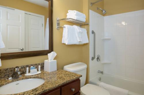 uma casa de banho com um lavatório, um WC e um chuveiro em TownePlace Suites Pocatello em Pocatello