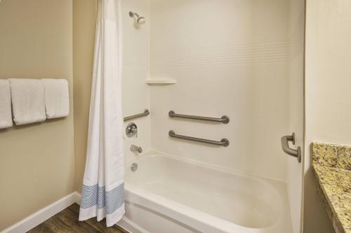 利沃尼亞的住宿－底特律利福尼亞萬豪陶恩普勒斯套房酒店，设有带浴缸和淋浴的浴室。