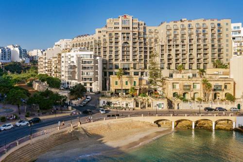 Blick auf eine Stadt mit einer Brücke und Gebäuden in der Unterkunft Malta Marriott Resort & Spa in St Julian's