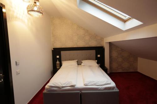Een bed of bedden in een kamer bij Casa Domnească Cacica