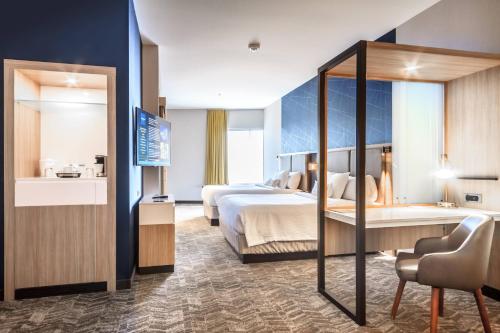 Habitación de hotel con cama y baño en SpringHill Suites by Marriott The Dunes On Monterey Bay en Marina