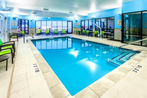 una grande piscina con acqua blu in una camera d'albergo di SpringHill Suites by Marriott The Dunes On Monterey Bay a Marina