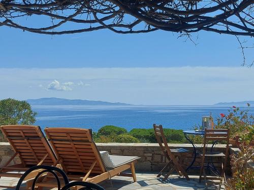 Sophia Villa Paros - Beachfront Villa at Lolantonis