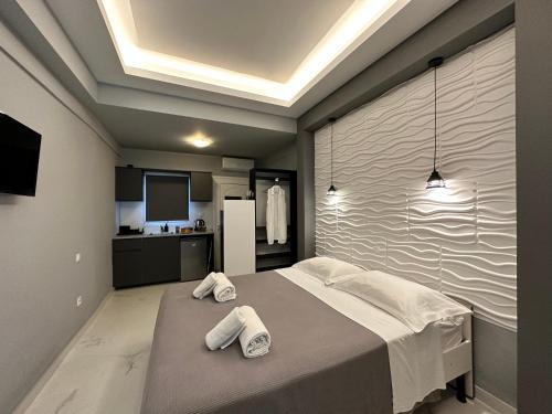 een slaapkamer met een bed met handdoeken erop bij Nisos Studio in (( Filaréton ))