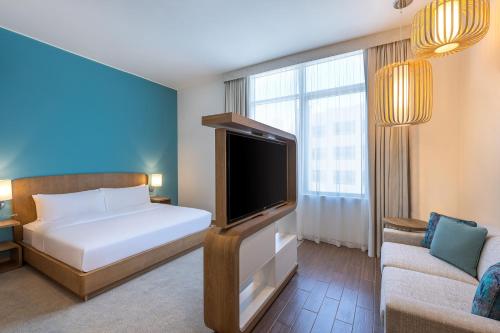um quarto com uma cama e uma televisão de ecrã plano em Element Al Mina, Dubai Jumeirah em Dubai