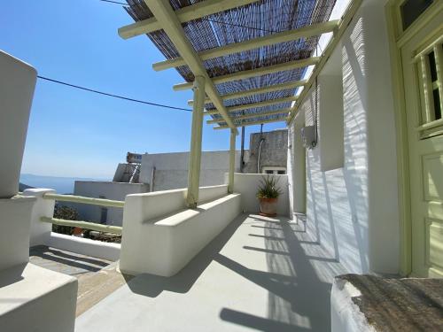 a balcony of a house with a view of the ocean at Villa Meltemi in Arnados
