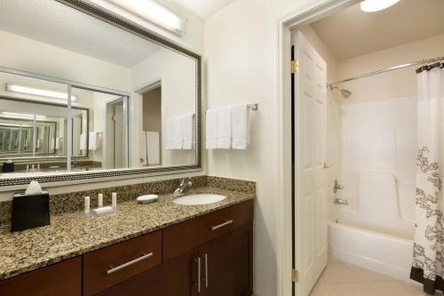 bagno con lavandino e specchio di Residence Inn Corpus Christi a Corpus Christi