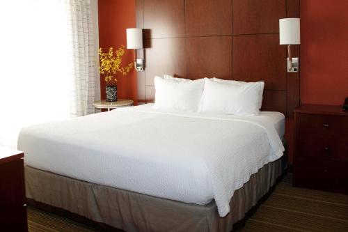 een groot wit bed in een hotelkamer bij Residence Inn Appleton in Appleton