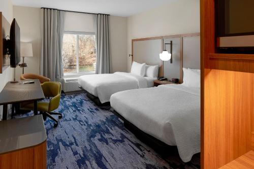 Pokój hotelowy z 2 łóżkami i biurkiem w obiekcie Fairfield Inn & Suites Seneca Clemson Univ Area w mieście Seneca
