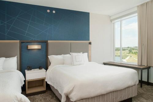 SpringHill Suites by Marriott Austin Cedar Park في سيدار بارك: غرفة فندقية بسريرين ونافذة