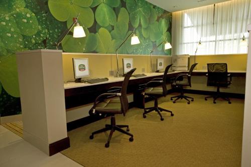 um escritório com uma fila de secretárias e cadeiras em Courtyard by Marriott Panama Metromall em Tocumen