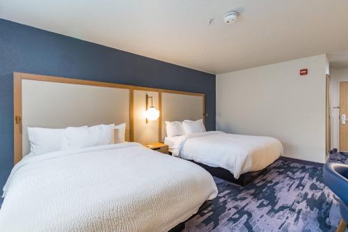 坦帕的住宿－坦帕北費爾菲爾德萬豪酒店，酒店客房,配有两张带白色床单的床