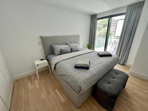 1 dormitorio con cama grande y ventana grande en Modern Apartment with Spa and Pool en Gibraltar