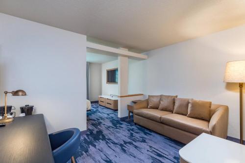 a living room with a couch in a room at Fairfield Inn and Suites by Marriott Tampa North in Tampa