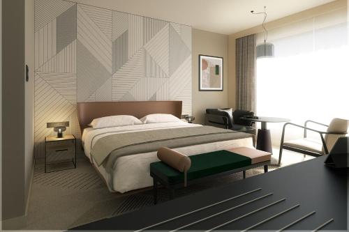 um quarto com uma cama grande, uma mesa e cadeiras em Sheraton Bordeaux Airport em Mérignac